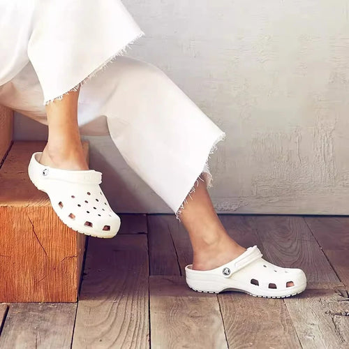 Crocs Classic Clog: New Casual and Versatile Outdoor Sandals with 2 cm Heels — Unisex, White 10001-100